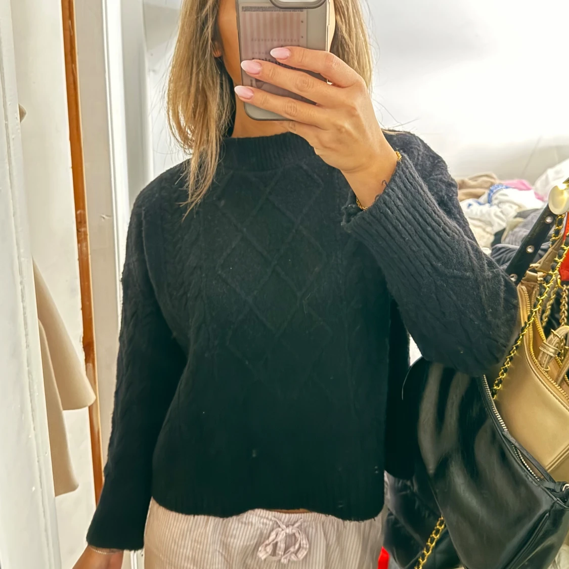 Svart stickad tröja med mönster - 1