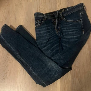 tramarossa jeans - Säljer ett par sjukt snygga tramarossa jeans som är in princip i nyskick. Jeansen är i en slimfit. Nypris ligger runt 3000kr.