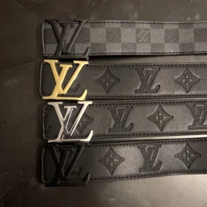 OLIKA BÄLTEN - Olika bälten priser är /st men man får en schysst deal vid köp av fler. Alla är i helt nytt skick. 