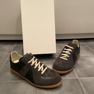 Maison Margiela Gats - Skick 10/10, storlek 42. Garanterat äkthetsbevis finns! Kom gärna med bud. Snabb frakt 📦// Mvh Arvid 