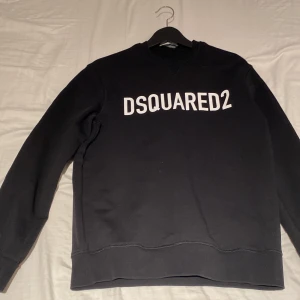 Svart sweatshirt från Dsquared2 - Svart sweatshirt från Dsquared2 med vit logga tryckt över bröstet. Strlk 16 år men passar mig som har storlek xs-s