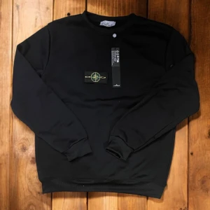 Svart sweatshirt från Stone Island - Stone Island sweatshirt aldrig använt helt ny skön bra present och den är helt bekväm skön och varm