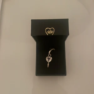 Örhänge Maria Nilsdotter  - Single love earring från Maria Nilsdotter !!Helt oanvänt!! Kvitto och och samtliga tillhörande boxar finns! 