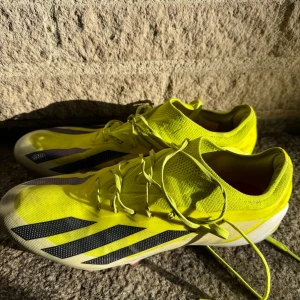 Adidas Crazyfast fotbollsskor - Hej, jag säljer nu mina adidas Crazyfast. De är använda ett par gånger. Säljer de pga de passar mig inte riktigt, jag har storlek 42,5 men de här är i storlek 44. Kan tänka mig gå ner i pris vid snabb affär.