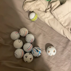 Produkten på bilden är inte elektronik - Bilden visar ett antal golfbollar av olika märken, bland annat Callaway och TaylorMade. Ingen elektronikprodukt syns på bilden.