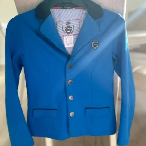 Tävlings kavaj - Super fin unik tävlingskavaj för båda tjejer och killar! Stl: 10år 