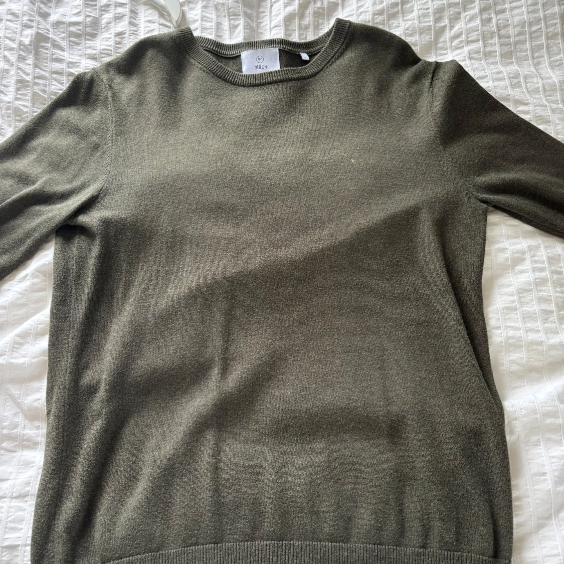 Olivgrön stickad tröja från Bläck - 1