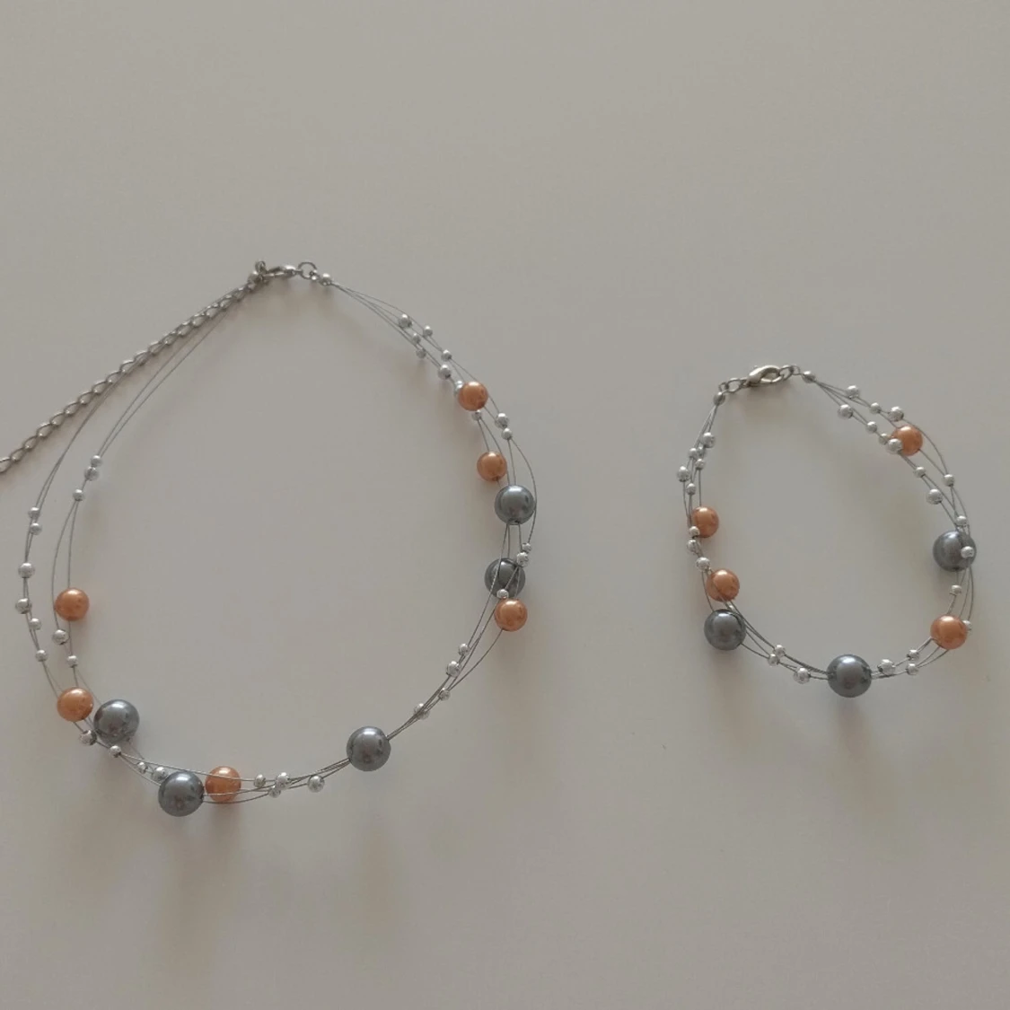 Set med halsband och armband med pärlor