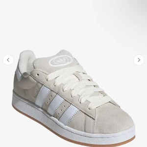 Adidas Campus sneakers beige mocka - Sneakers som jag kanske använt 1-2 gånger pågrund av att jag har vanligtvis storlek 38 och dessa är stolek 37, så dem är lite för små. Helt nytt skick!! Snygga Adidas Campus sneakers i beige mocka med klassiska vita ränder på sidorna och vit sula. Skon har rund tå, platt sula och snörning. Perfekt för dig som gillar en clean och stilren look med retrovibbar.