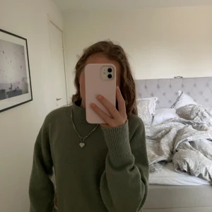 Other & stories Tröja - En jättefin olivgrön tröja från other & stories 