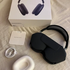 AirPods Max - Apple AirPods Max i svart färg, komplett med originalförpackning, laddningskabel och skyddsfodral. Hörlurarna är i mycket gott skick utan synligt slitage. Avtagbara öronkuddar för enkel rengöring. Perfekt för högkvalitativ musik och brusreducering.