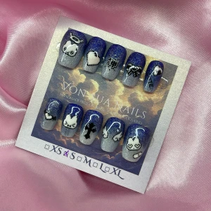 CutePixi (S);Short Coffin - Handgjorda press-on naglar med blått och silverglittrande ombre, dekorerade med pixelart-motiv som hjärtan, kors, änglar och moln. Naglarna har en cool och unik design, perfekta för dig som gillar detaljer och sticker ut. Finns i S: 15 mm, 11,5 mm, 12 mm, 11 mm, 9 mm 