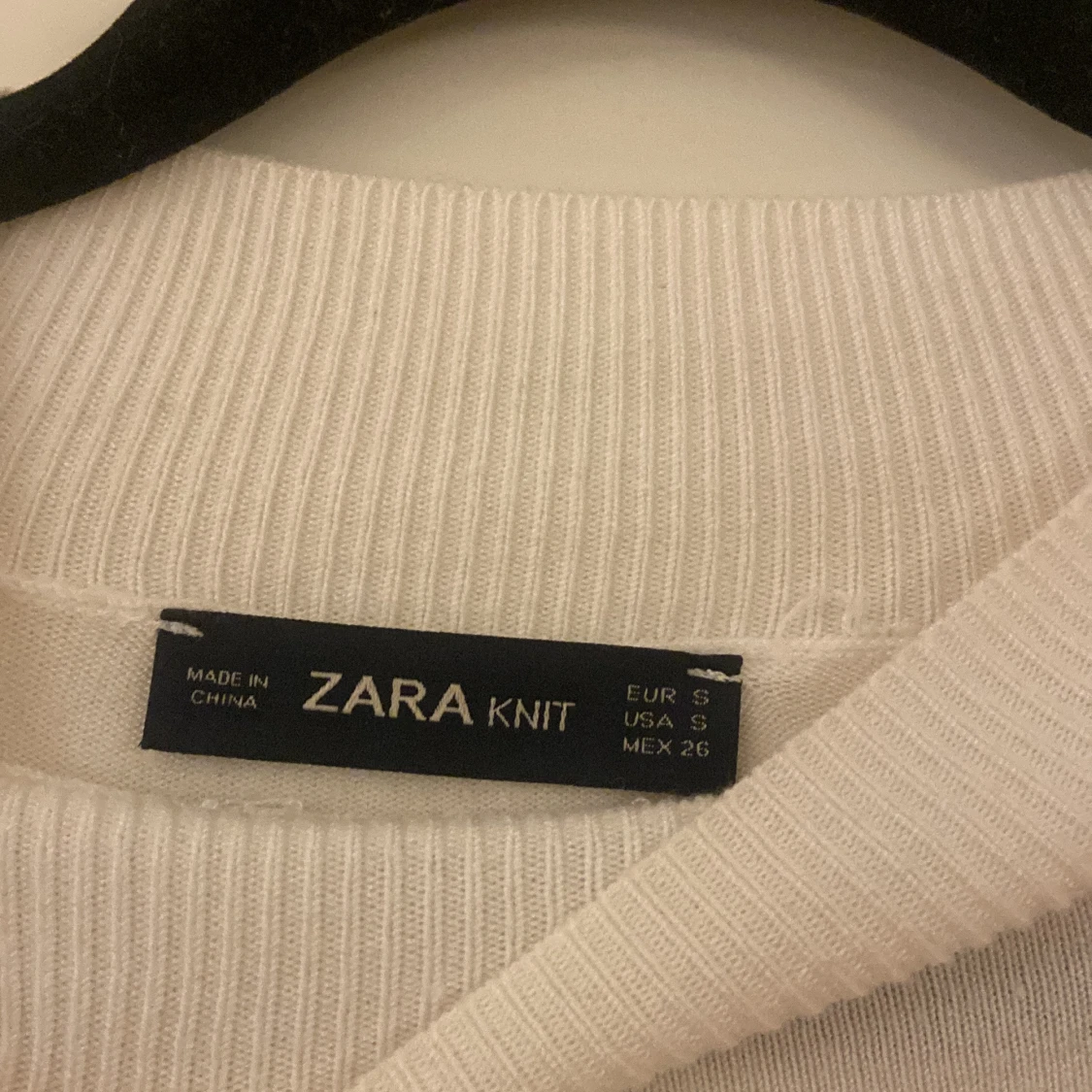 Vit polotröja från Zara med svarta detaljer - 2