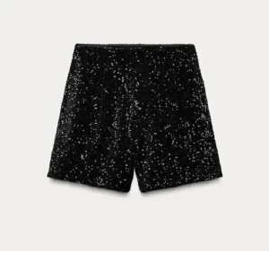 Svarta glittriga shorts - Säljer ett par svarta shorts med glittriga paljetter. De har en rak passform och är midwaist. Perfekta för att sticka ut och ge en extra touch till din outfit. Från zara M/L