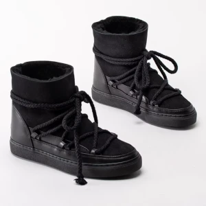 Svarta boots från Inuikii med snörning - Svarta boots från Inuikii med grov snörning runt hela skon och platt sula. Utsidan är i mocka och skinn, insidan är fodrad, skriv för mer bilder! De är i gott skick💕🥰 priset kan diskuteras 