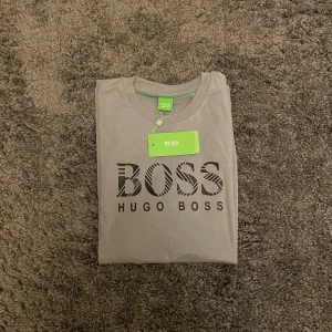 BOSS T-Shirt - Aldrig använd med lappen kvar. Storlek S. Skriv gärna om du har några funderingar.