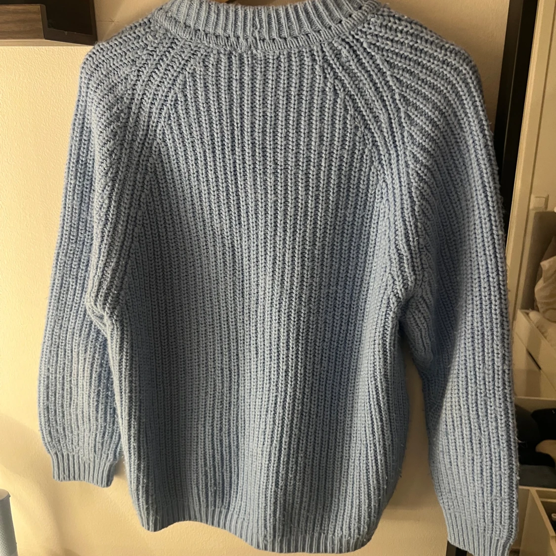 Ljusblå stickad tröja med rund hals - 1