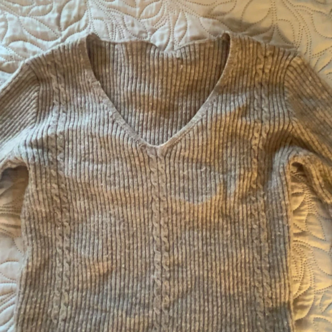 Beige ribbstickad v-ringad tröja