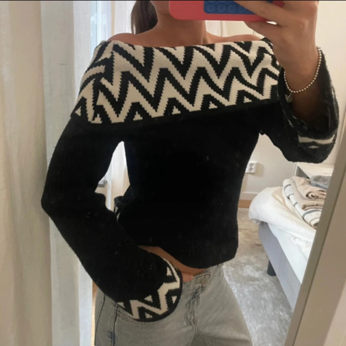 Svart stickad offshoulder-tröja - 1