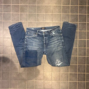 Jack and Jones jeans  - Säljer de här väldigt snygga Jack and Jones jeansen i storlek W32 men passar även W31 L32 och i modellen Mike, skulle säga att de är runt slim fit, jeansen har väldigt snygg slitning. Priset är inte fast utan går att diskutera!