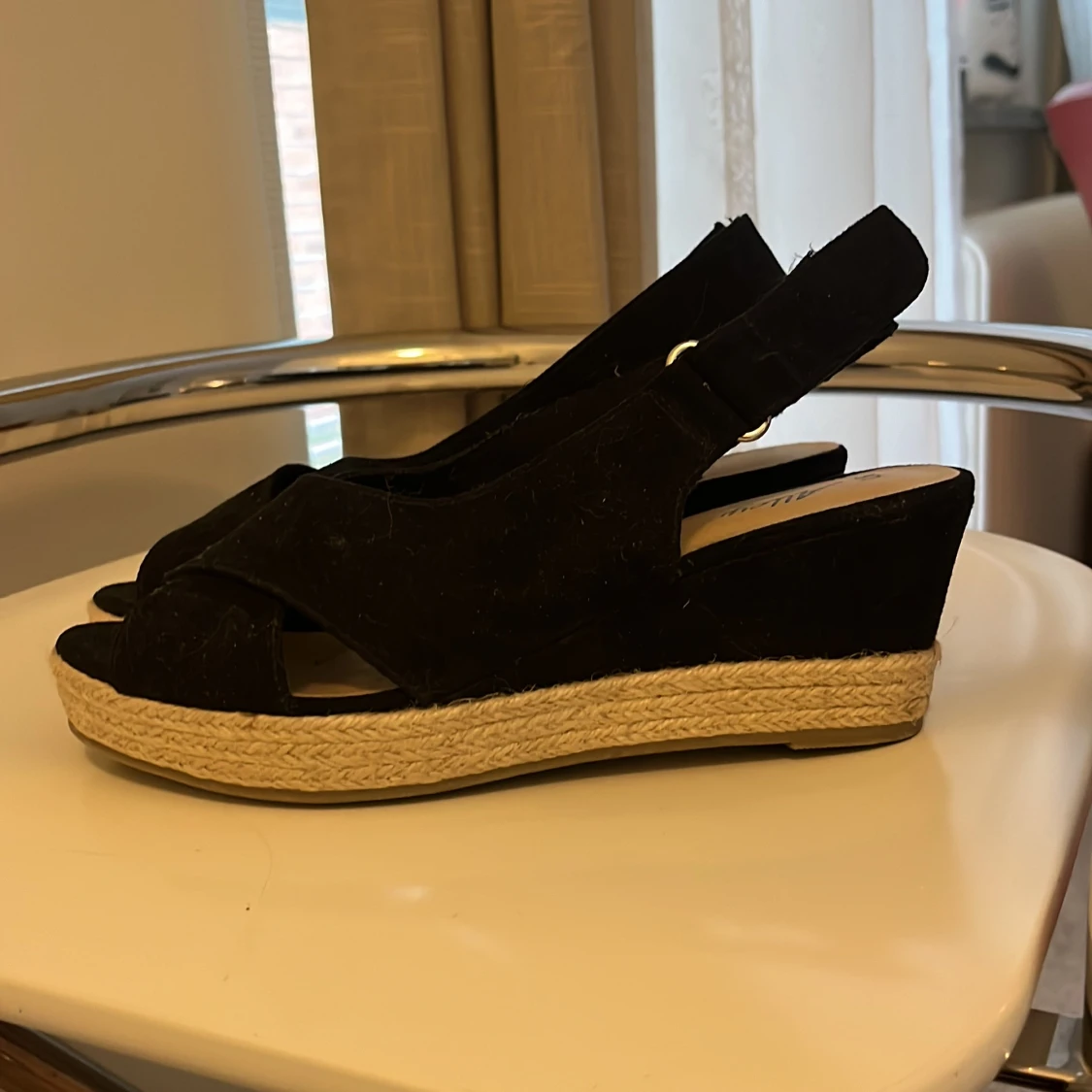 Svarta kilklack-sandaler med mocka - 1