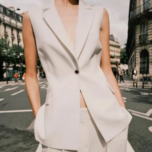 Zara väst  - Vit lång väst som går över rumpan. Storlek L men funkar som oversized! Stylead en gång för bilder på way out west! Fläckfri.