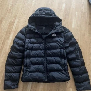Adidas jacka S - Fint skick inga skador storlek s