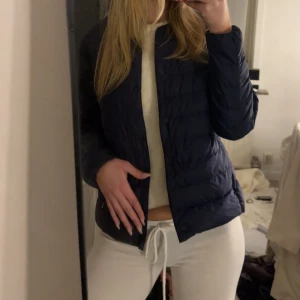 Mörkblå dunjacka med knappar - Supersnygg dunjacka från Uniqlo. Storlek S och är som ny💕