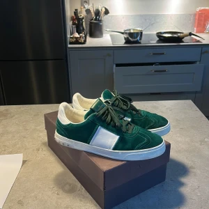 Valentino Flycrews - Gröna valentino flycrews i väldigt fint skick som kommer passa bra in i hösten. Saknas bara någon enstaka nit som går att fixa lätt via Plick.✌️ Og box och kvitto följer med. Skicka dm vid frågor! Pris kan diskuteras vid en snabb affär 👍🏼
