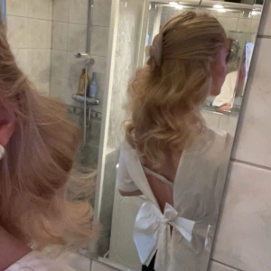 Vit blus med knyt i ryggen - Säljer den här supersnygga toppen då jag råkade beställa 2, den är oöppnad! Den är såå snygg🤩Nypris 300kr