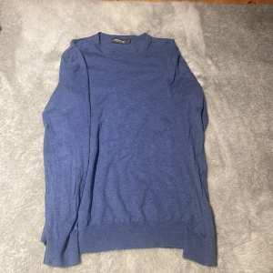 Blå långärmad tröja från Dressmann - Väl omhändertagen stickad tröja från Dressmann. Knappt använd och köpt för ett tag sedan.