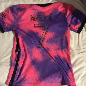 Psg tröja mbappe - Limited edition tröja mbappe 17/18                            Strl s       