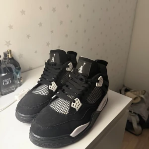 Nike Air Jordan 4 svart/vit sneakers - Säljer ett par Nike Air Jordan 4 sneakers i svart och vitt. Helt nya använt en gång bara