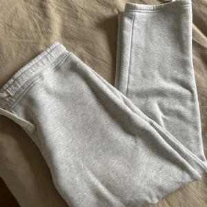 mjukisbyxor russemerch  - Säljer mina gråa mjukisbyxor från Russemerch i storlek M, men passar S också. Det är  fläck på ena benet (bild 3) inget som syns direkt i helhet. Pris kan diskuteras💗