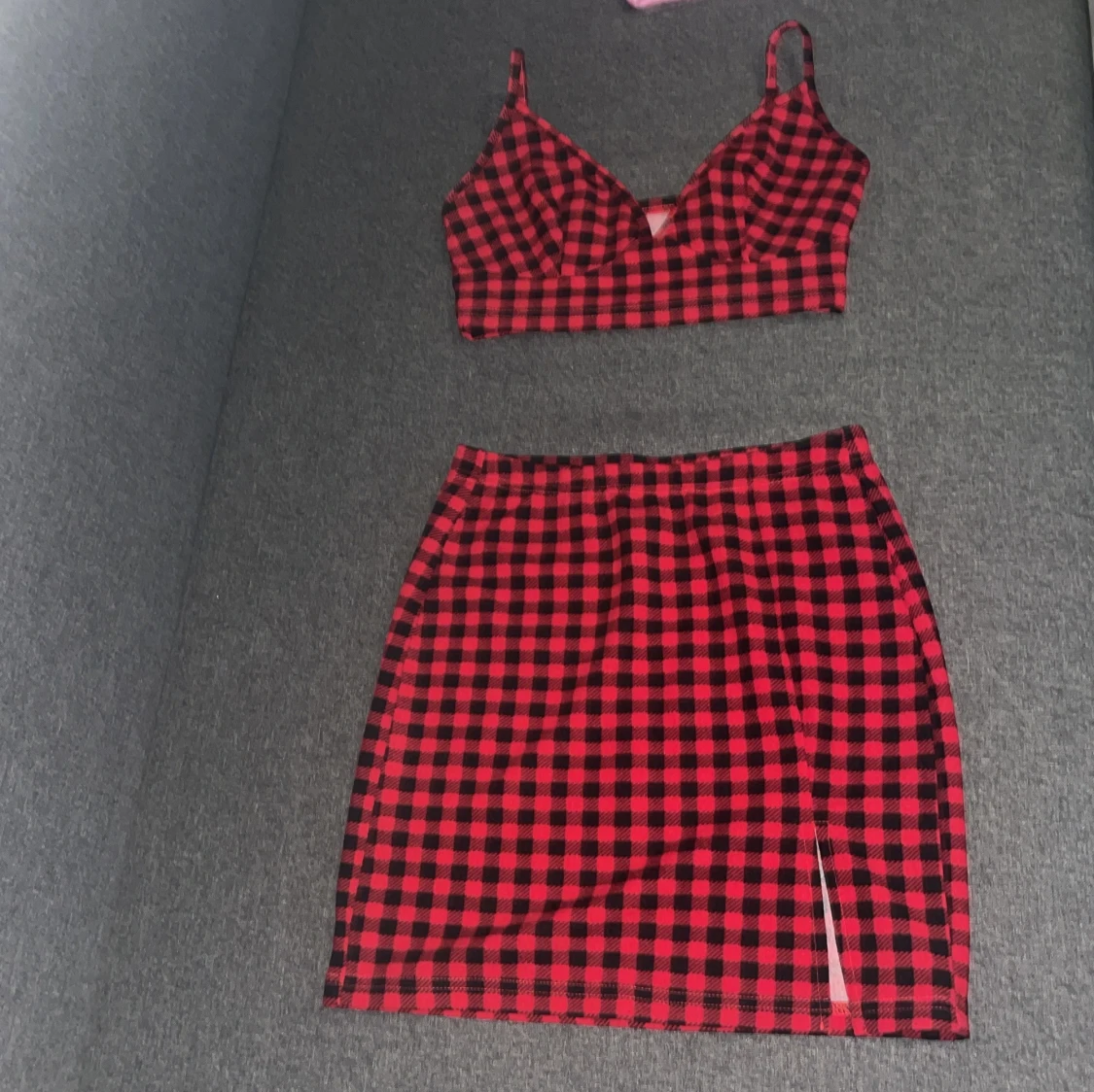Rutig röd och svart linnetopp + kjol