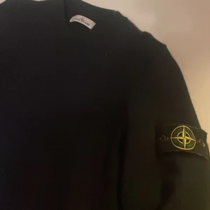 Svart stickad tröja Stone Island - Äkta hoodie från stone island. Helt ny knappt använd väldigt bra skick