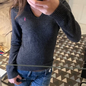 Grå v-ringad tröja Ralph Lauren Sport - Mörkgrå v-ringad tröja från Ralph Lauren!! Säljer då den inte kommer till användning☺️
