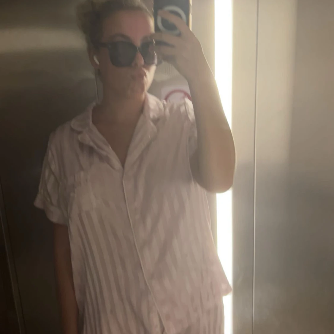 Randiga ljusrosa pyjamasshorts med snörning