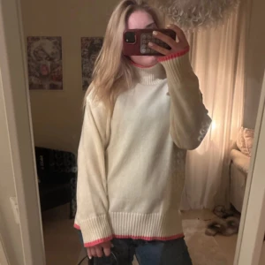 Meet me there stickad tröja  - så snygg stickad tröja från meet me there, helt ny och aldrig använd (prislapp kvar) , storlek M/L men sitter som en S/M  säljer pga att jag redan har en 🩷 nypris 560kr