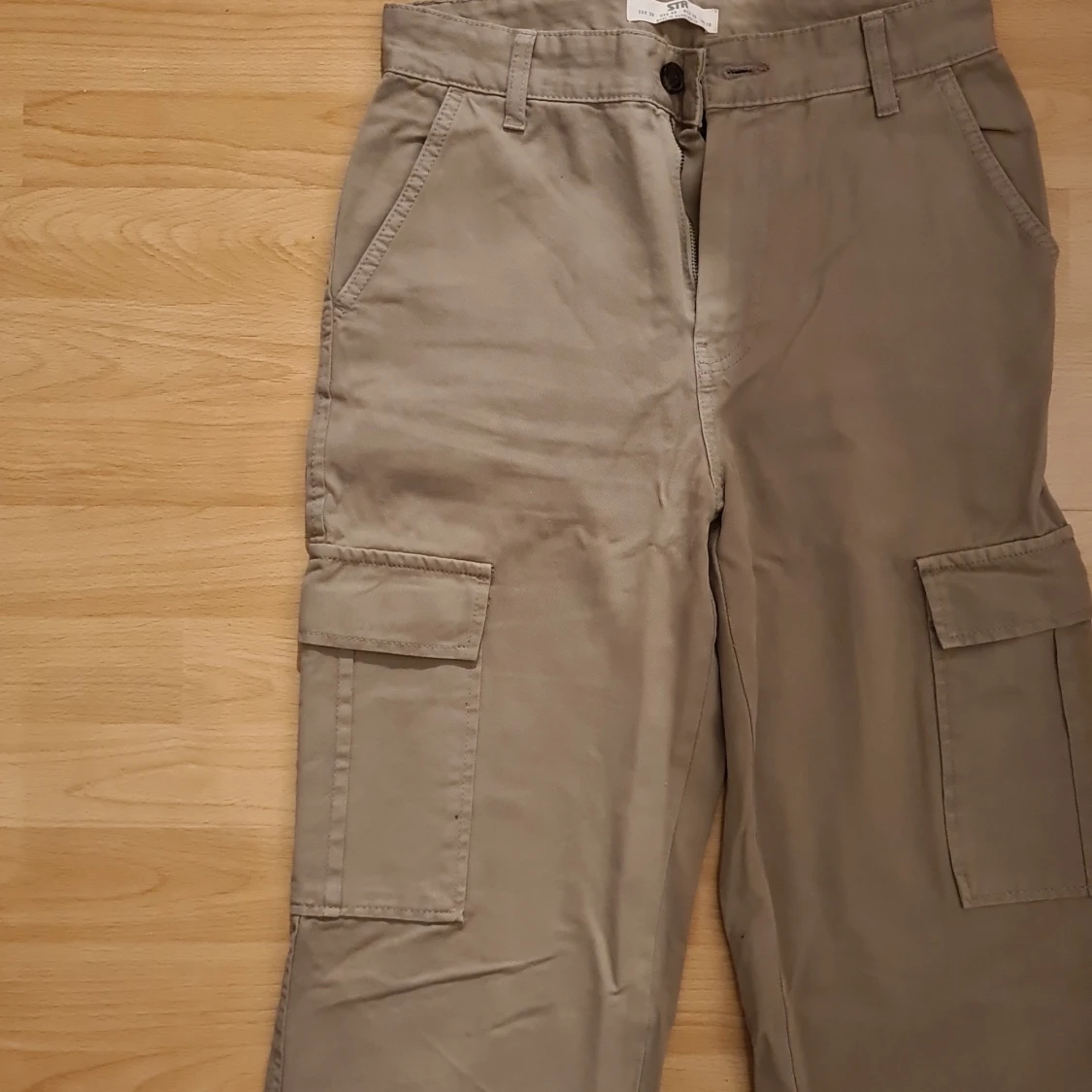 Beige cargopants med raka ben - 1