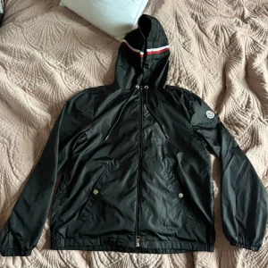 Svart chase vindjacka  - Svart vindjacka priset kan diskuteras 