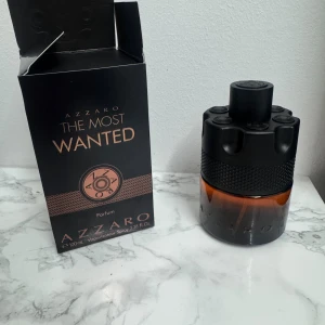 Azzaro The Most Wanted Parfum - Parfymen kommer i en cool, robust flaska och är perfekt för dig som vill sticka ut. Volymen är 100 ml. Ingredienser inkluderar alkohol denat, aqua, parfum, limonene, linalool, och citral. Gör din stil komplett med denna ikoniska doft.