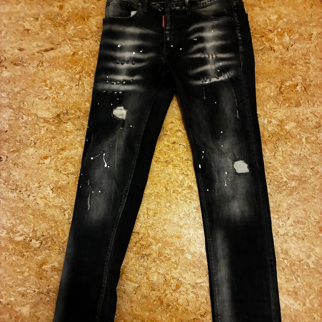 Svarta skinny jeans med slitningar