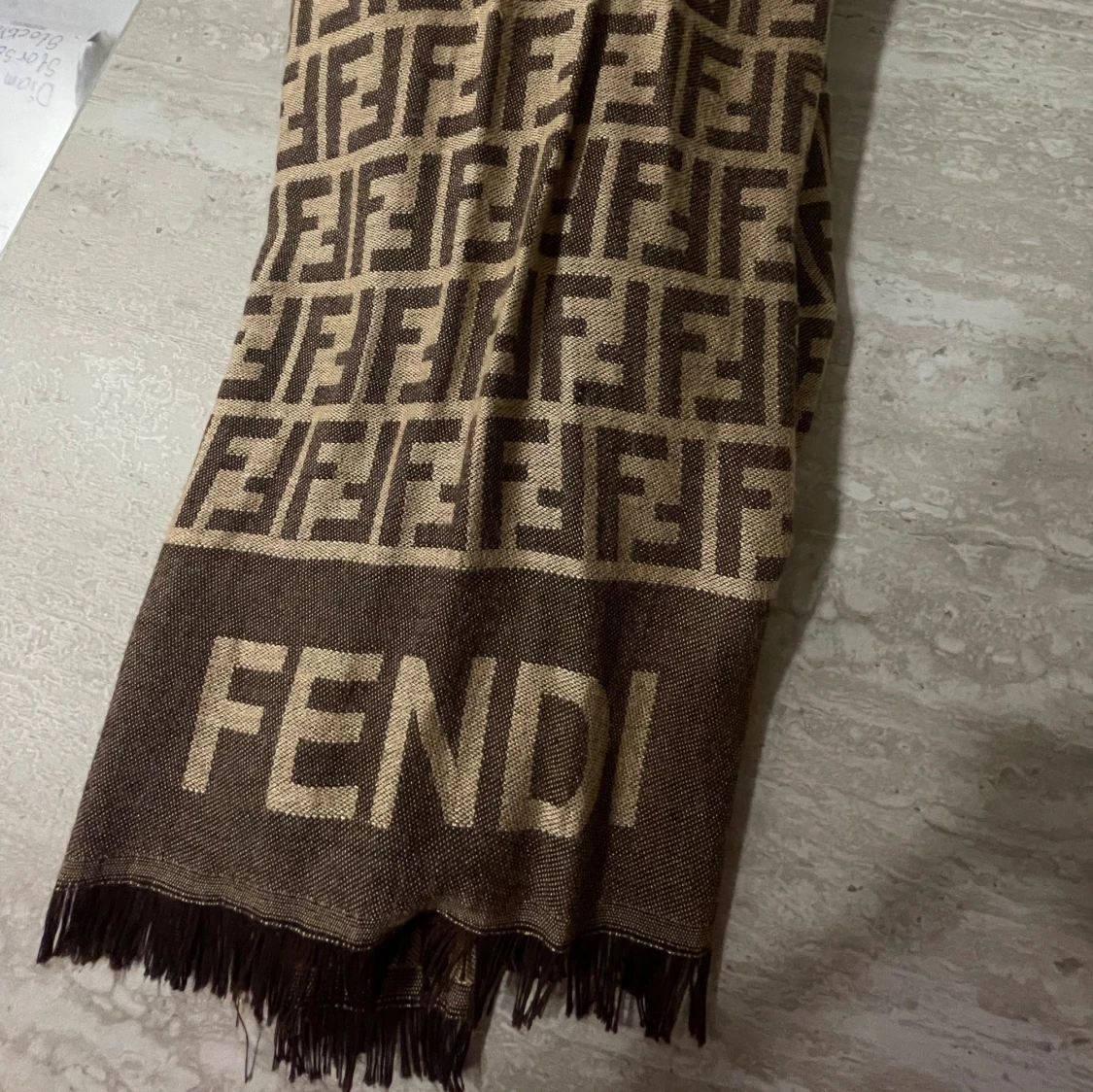 Designerhalsdukar från Fendi & LV - 2