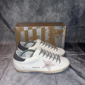 Golden goose sneakers - Riktigt feta golden goose sneakers i storlek 44! Användna men knappt att man ser det! Ser sprillans nyta ut efter som dem är rengjorda!