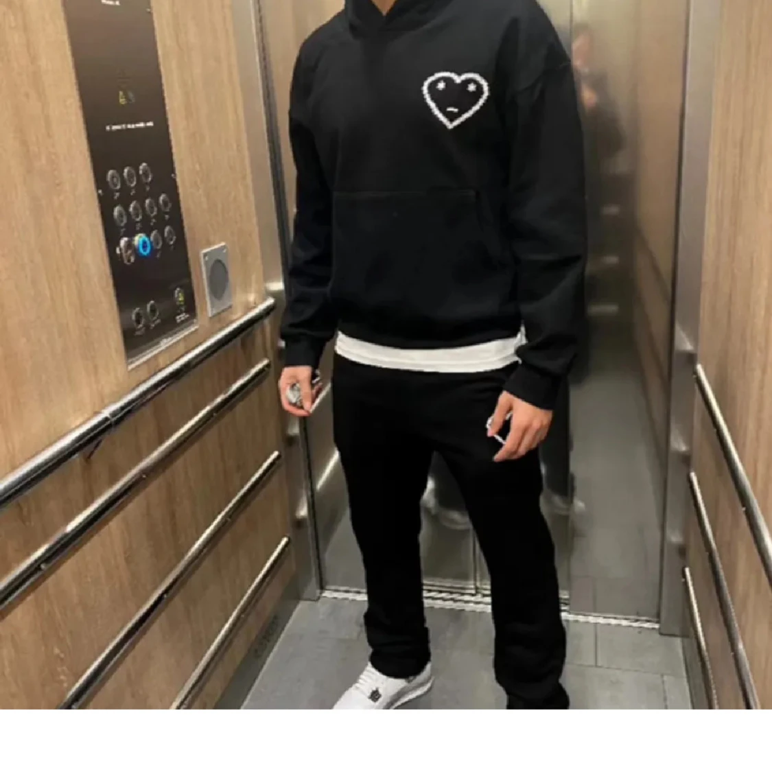 Svart hoodie Carsicko