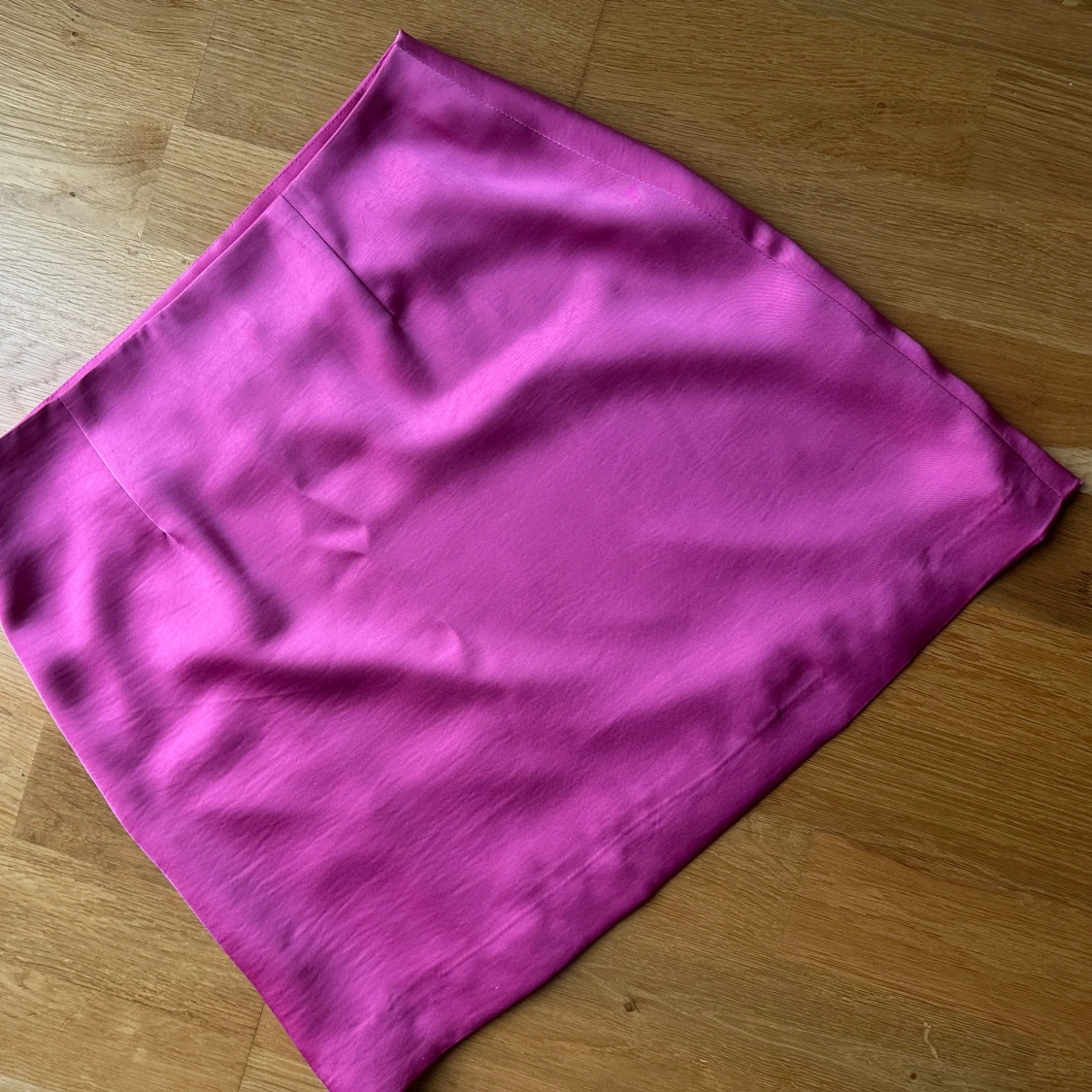 Kort satinkjol Neo Noir - 1