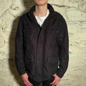 Jacka  - Väldigt snygg jacka. Väldigt bra material som är väldigt slitstarkt.🫡 navy blå tonad färg.🧵 nypris 2200 kr