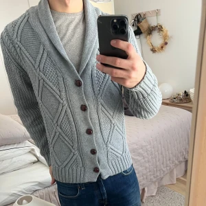Grå stickad cardigan  - Otroligt fet cardigan i toppskick! 