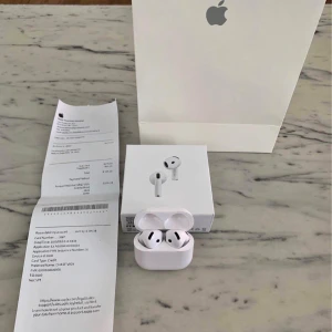 AirPods 4 ANC - Säljer ett par AirPods Pro i nyskick, komplett med originalkartong, kvitto, Hörlurarna och laddningsfodralet är mycket välbevarade utan synligt slitage eller repor. Perfekt för dig som vill ha trådlös ljudupplevelse med aktiv brusreducering och hög komfort.